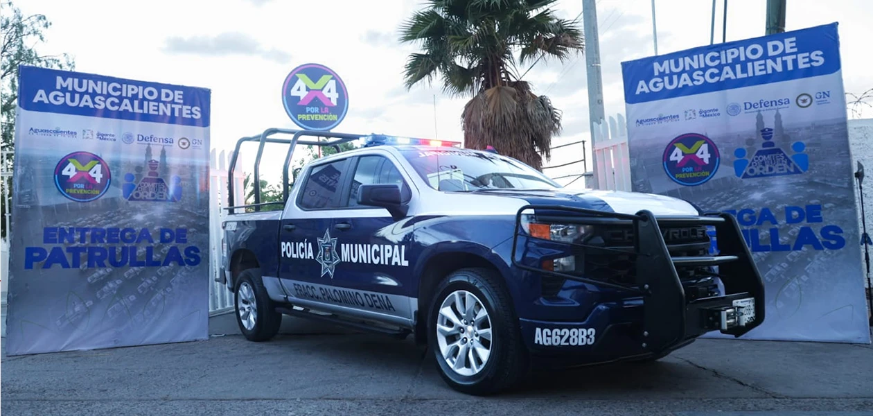 Entrega Leo nueva patrulla para el fraccionamiento Palomino Dena