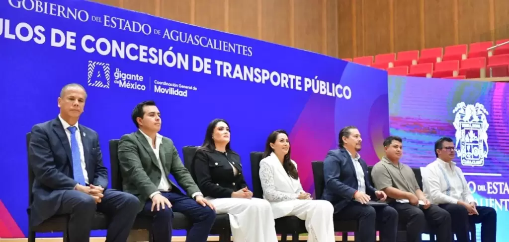 Entrega Tere 257 concesiones a taxis y transporte colectivo