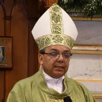 Exceso de pantallas impide escuchar a los demás, advierte Monseñor Espinoza