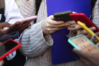 Francia prohíbe acceso a redes sociales a menores de 15 años