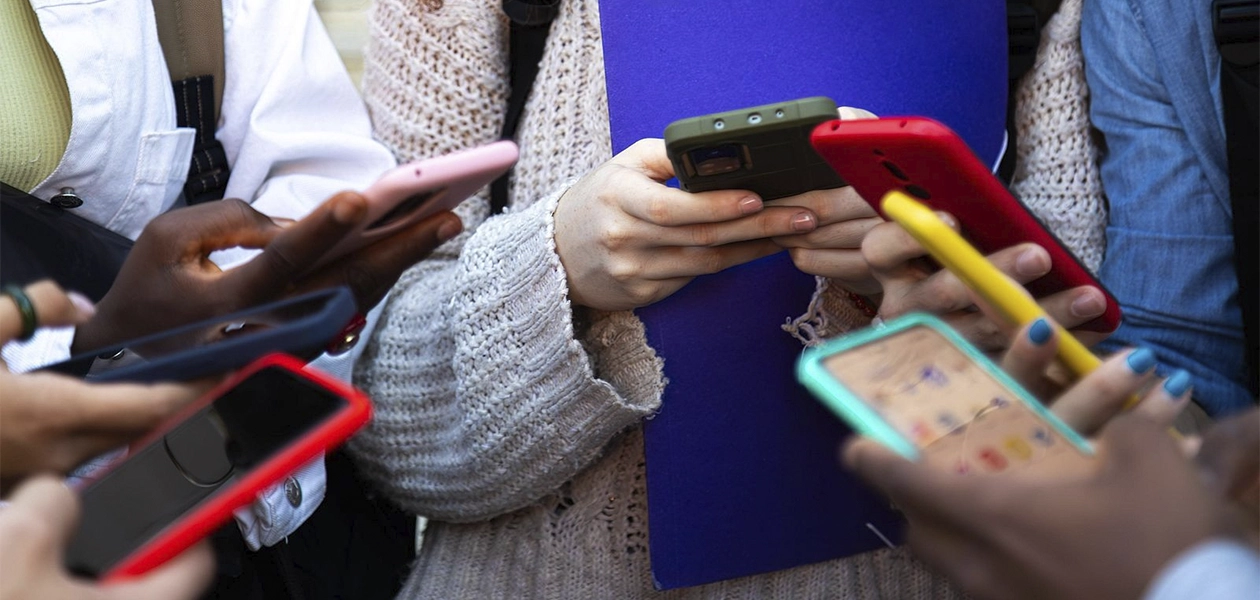 Francia prohíbe acceso a redes sociales a menores de 15 años