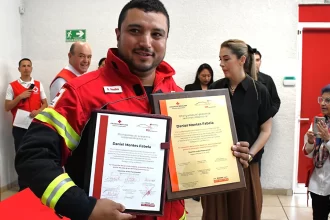 Homenajean en Aguascalientes al rescatista Daniel Montes por su misión en Venezuela