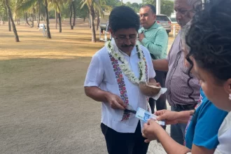 Hugo Aguilar regala mil pesos a mujer en Oaxaca