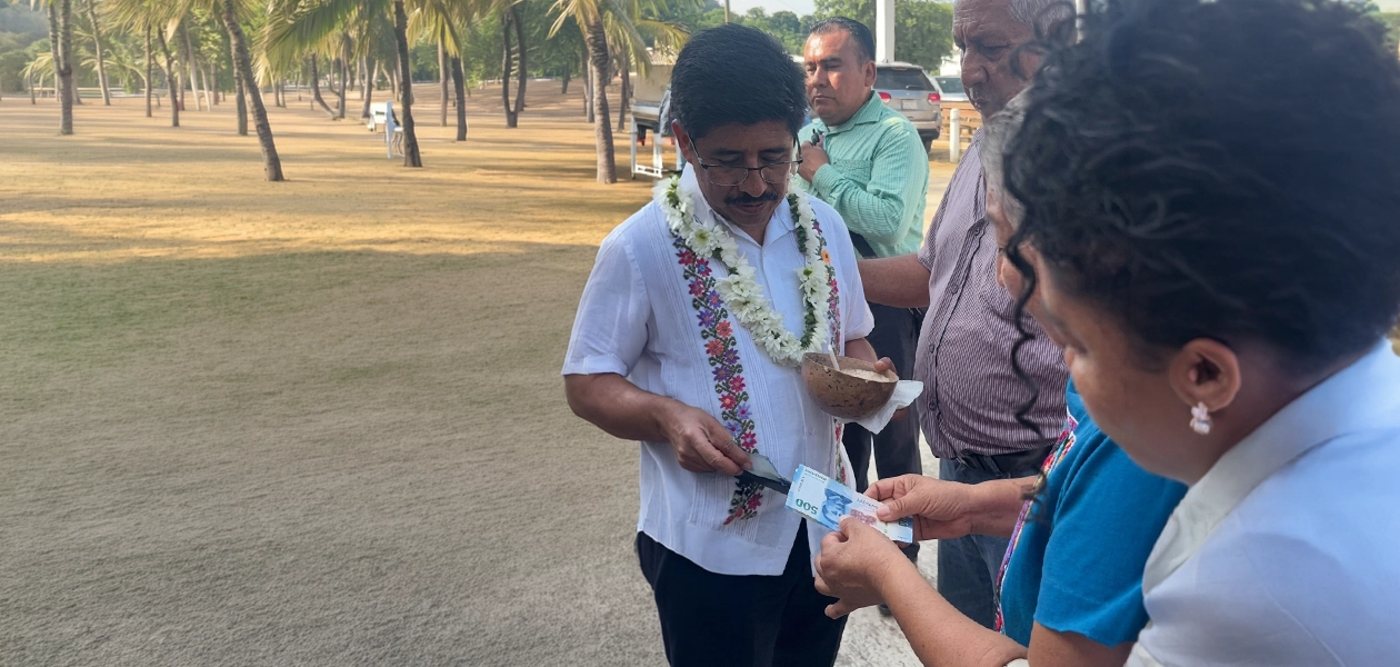 Hugo Aguilar regala mil pesos a mujer en Oaxaca