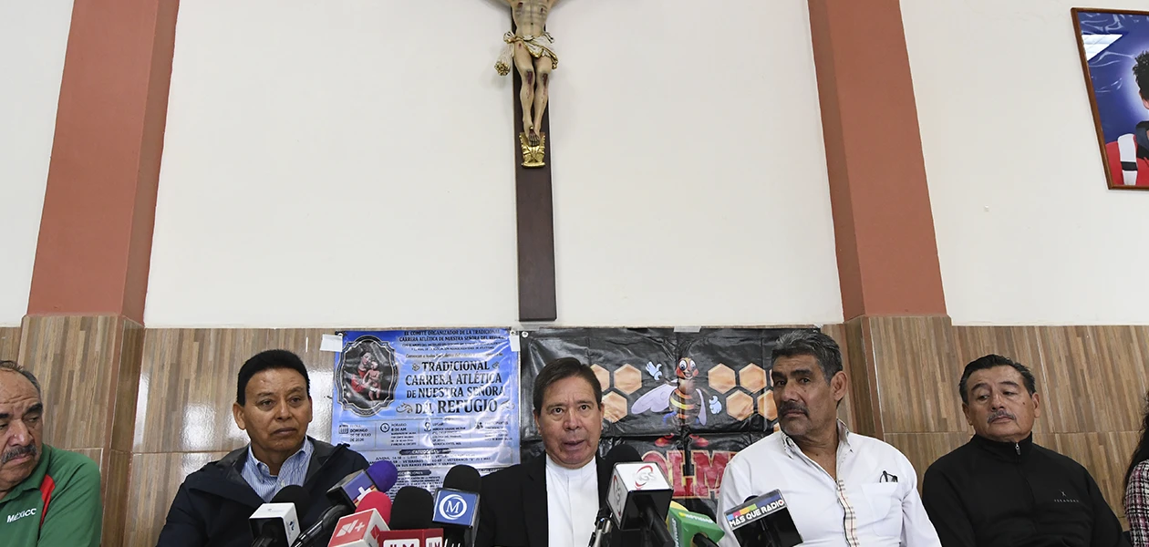 Iglesia Católica rechaza estar confrontada con grupos LGBT+