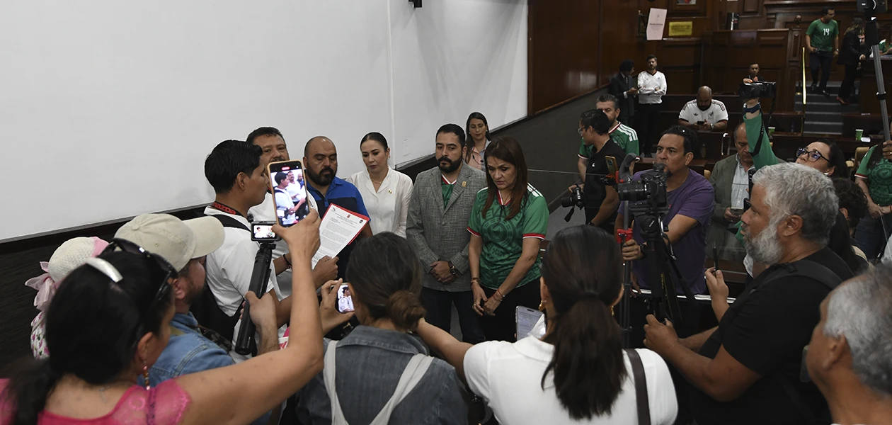 Irrumpe CNTE en el Congreso