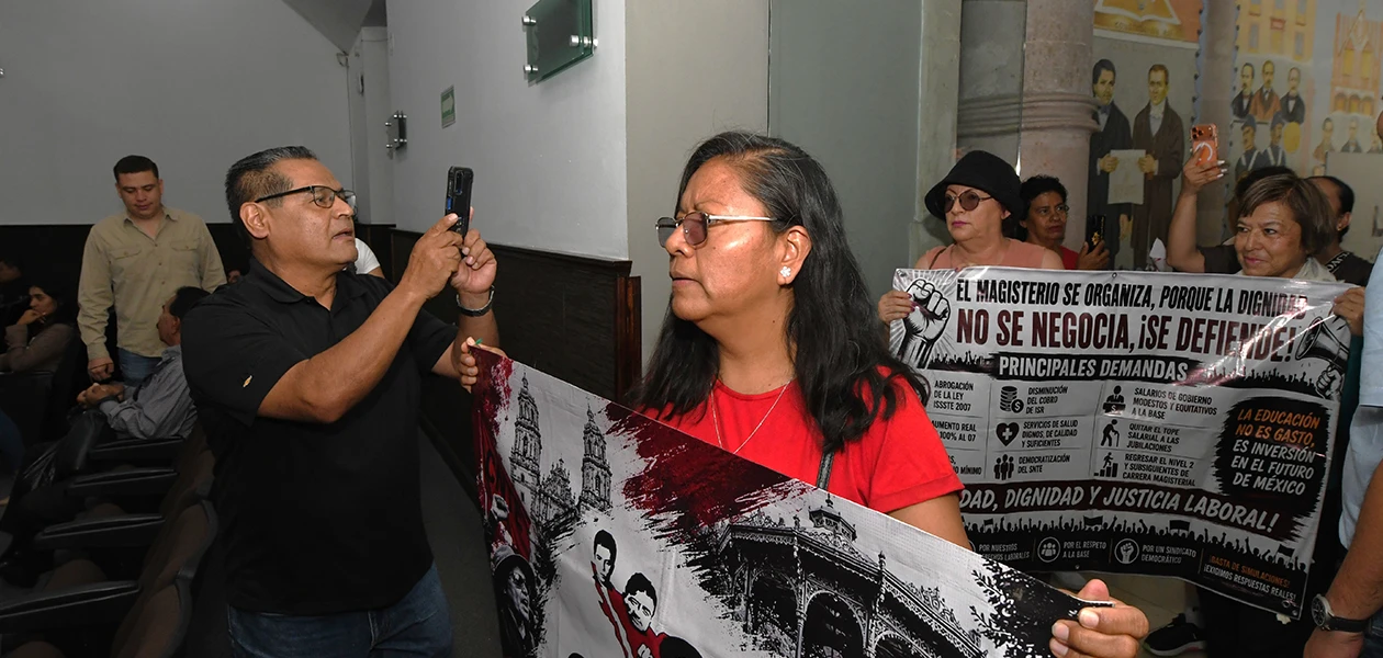 Irrumpe CNTE en el Congreso