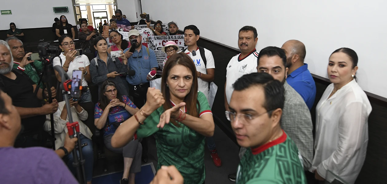 Irrumpe CNTE en el Congreso