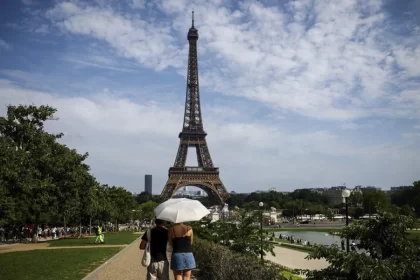 La Torre Eiffel crece 10 centímetros por altas temperaturas en Europa, ola de calor genera fenómeno físico