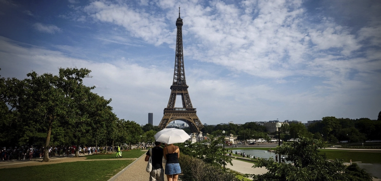 La Torre Eiffel crece 10 centímetros por altas temperaturas en Europa, ola de calor genera fenómeno físico