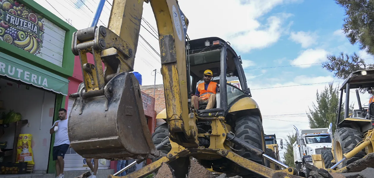 Leo Montañez supervisa pavimentación en Av. Valle de los Romero