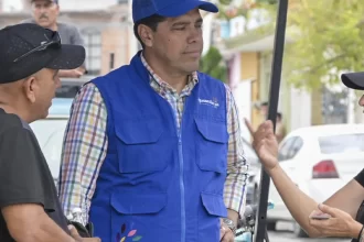 Leo Montañez visita a vecinos del fraccionamiento Guadalupe Peralta