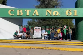 Maestros de subsistemas educativos realizan huelga de brazos caídos por falta de pago