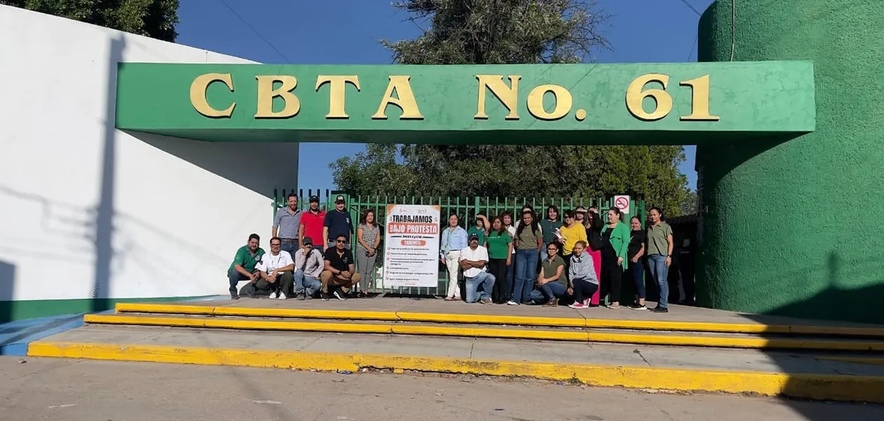 Maestros de subsistemas educativos realizan huelga de brazos caídos por falta de pago