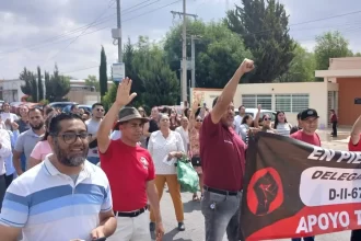 Maestros disidentes bloquean carretera en Villa Juárez exigiendo mejoras laborales