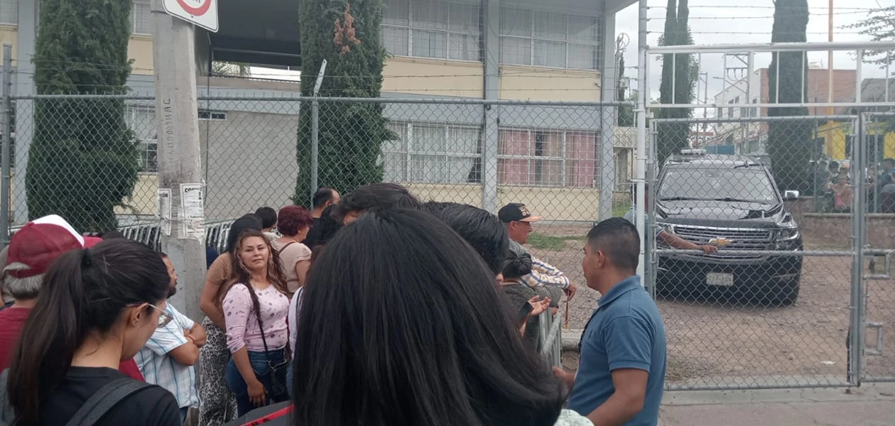 Maestros se manifiestan en evento de la presidenta