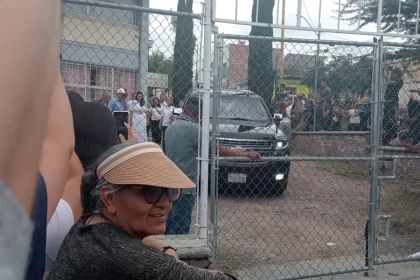 Maestros se manifiestan en evento de la presidenta