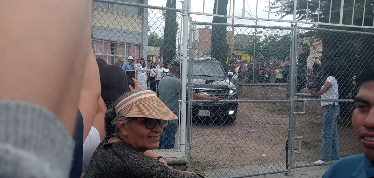 Maestros se manifiestan en evento de la presidenta