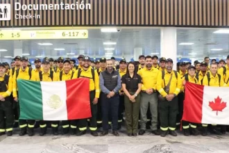 México envía 104 bomberos a Canadá por incendios, entre ellos 5 mujeres