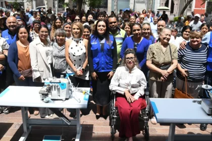 Otorga DIF Estatal máquinas de coser a hidrocálidos en situación marginal