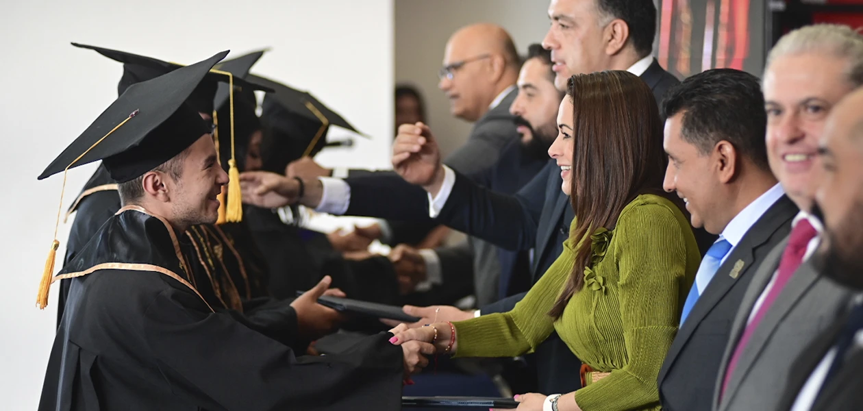 Preside gobernadora la graduación de normalistas de Rincón de Romos