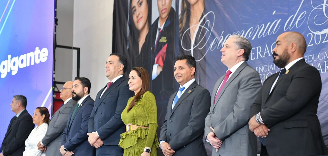 Preside gobernadora la graduación de normalistas de Rincón de Romos