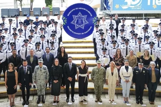 Presiden Tere y Leo graduación de 38 agentes