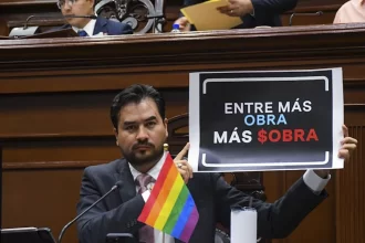 Protestan MORENISTAS en el congreso