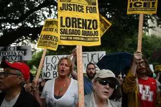 Protestan en Texas por muerte de Lorenzo Salgado a manos del ICE