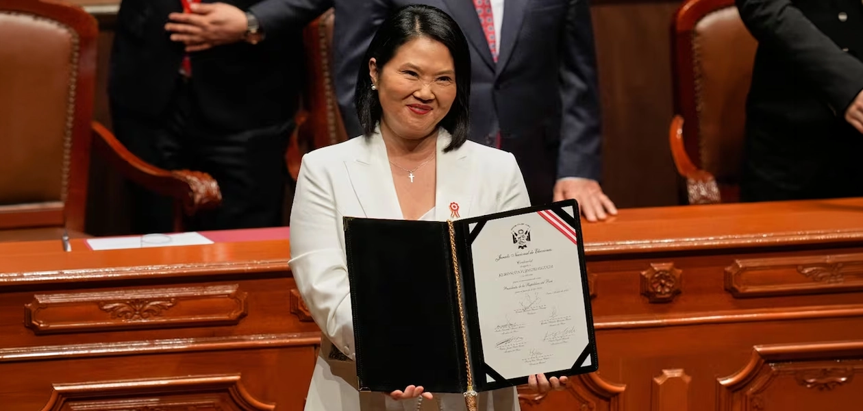 Recibe Keiko constancia como presidenta electa