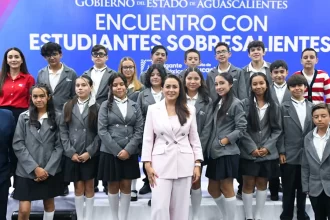 Reconoce Tere a alumnos en encuentro con los más sobresalientes del Estado