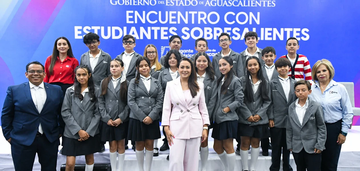 Reconoce Tere a alumnos en encuentro con los más sobresalientes del Estado