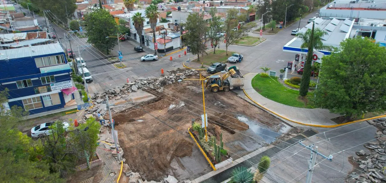 Rehabilitan crucero de Primer Anillo y José H. Escobedo tras daños por lluvias