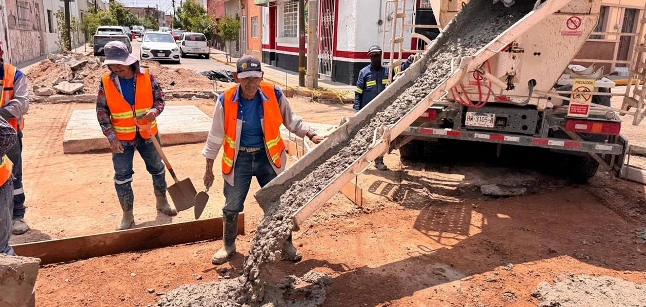 Rehabilitan pavimento en Barrio de El Encino