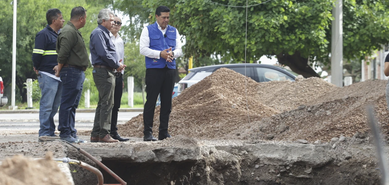 Revisa Leo Montañez rehabilitación del colector sanitario en la colonia Héroes