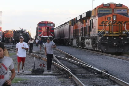 Saquean trenes en las narices de los guardias
