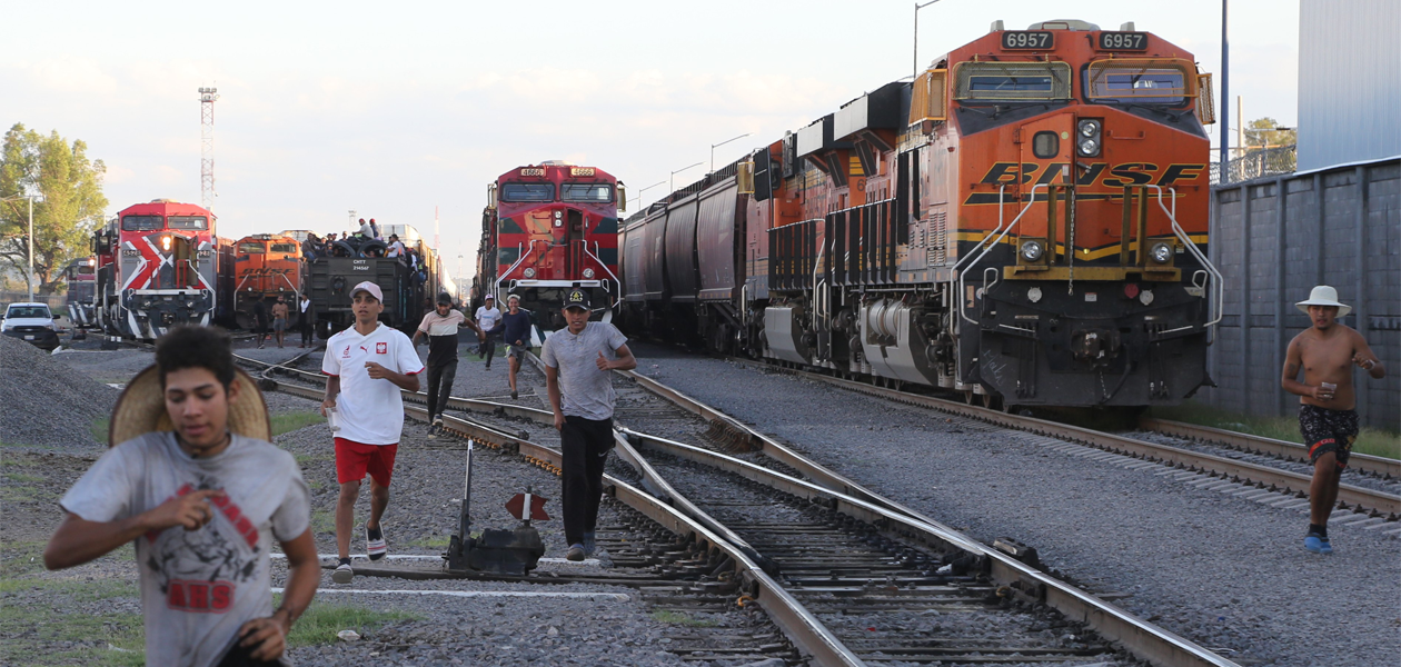 Saquean trenes en las narices de los guardias