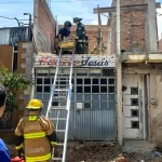 Se electrocuta un hombre que se encontraba en la parte alta de un domicilio