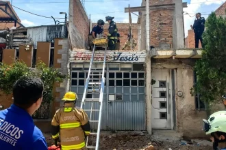 Se electrocuta un hombre que se encontraba en la parte alta de un domicilio