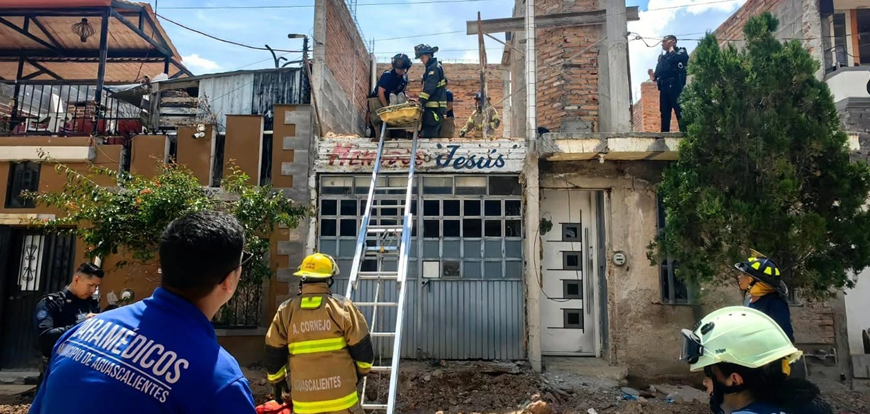 Se electrocuta un hombre que se encontraba en la parte alta de un domicilio