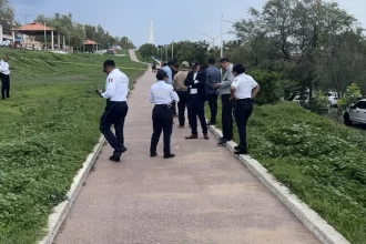 Unos sujetos que viajaban a bordo de una moto le habrían disparado cuando caminaba sobre la línea verde