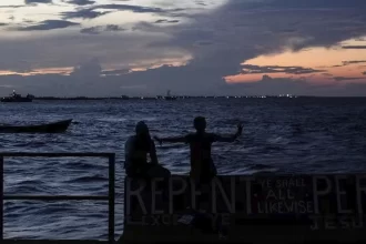 Vuelca ferry con 133 personas