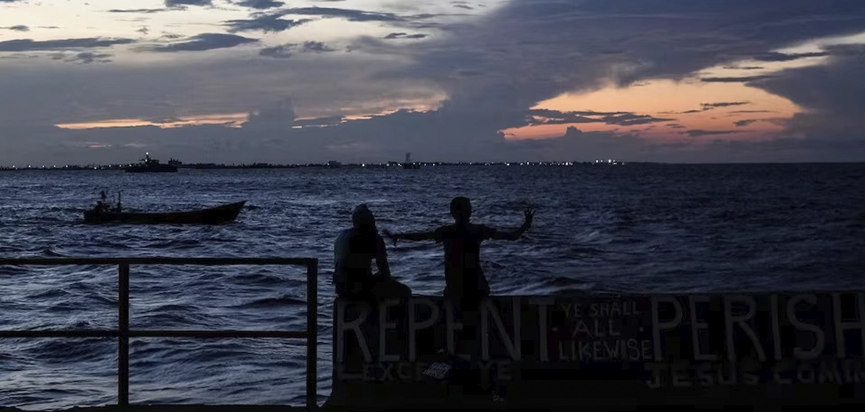 Vuelca ferry con 133 personas