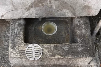 Aguas negras brotan dentro de viviendas en la colonia Insurgentes