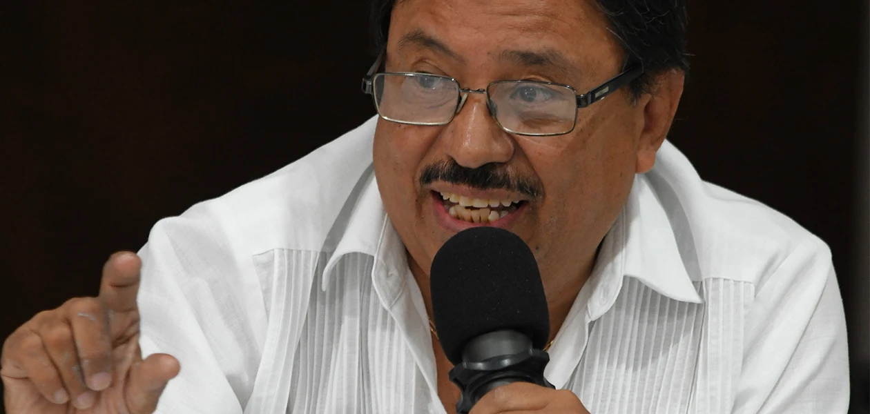 Alférez felicita a su esposa