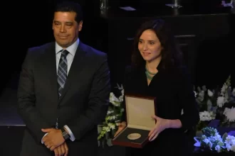 Ayuso pide respeto y acusa intento de división durante su visita a Aguascalientes