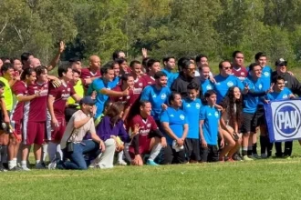 Azules y morenos terminan a patadas