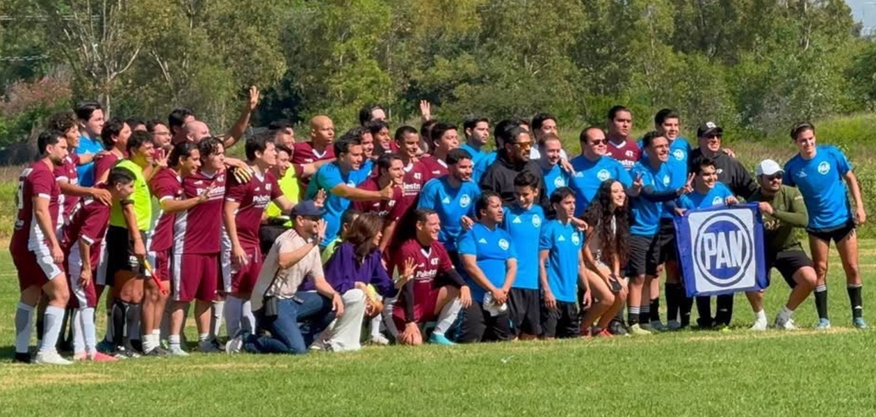 Azules y morenos terminan a patadas