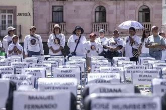 Con marchas y sillas vacías se manifiestan en Zacatecas