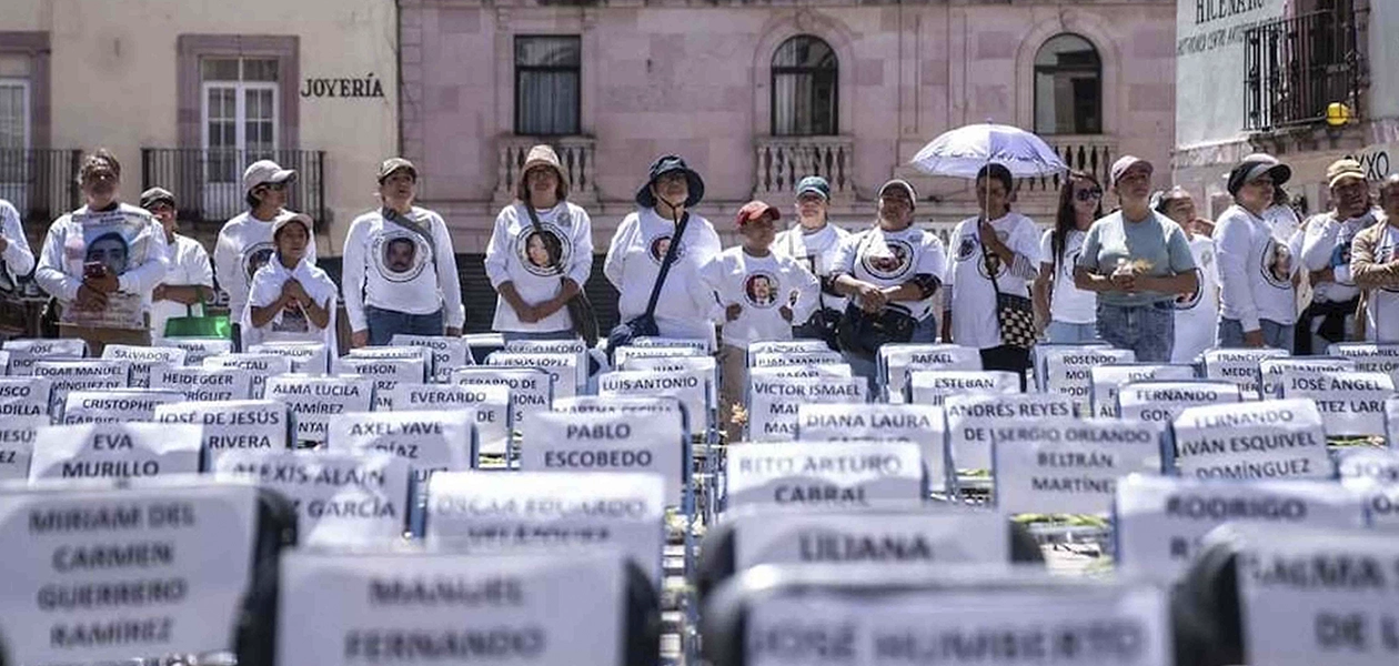 Con marchas y sillas vacías se manifiestan en Zacatecas